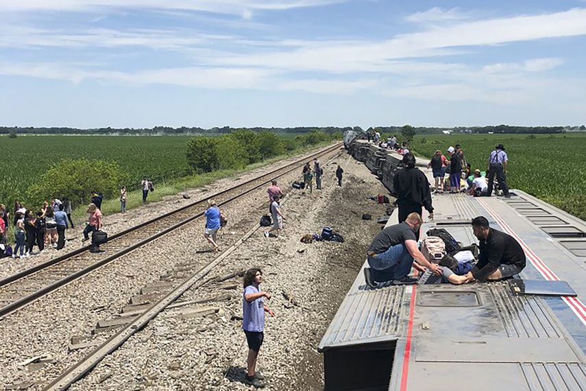 Tren se descarrila en Missouri tras chocar con camión