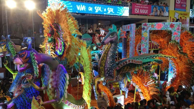 María del Carmen Simons en paseo nocturno del Sábado de Carnaval
