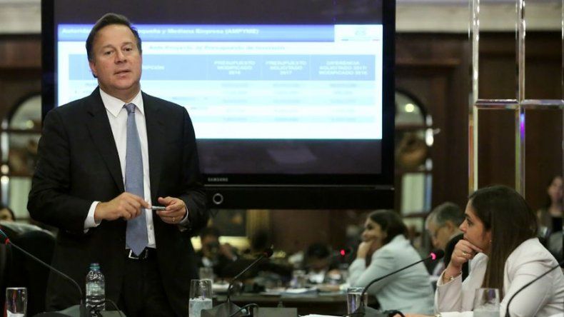 Presidente se compromete a cumplir con aumento a educadores, pero pide dos años