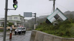 Un muerto y tres heridos por el tifón Chan-Hom que paraliza Taiwán
