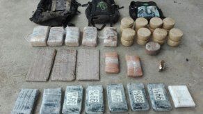 Senafront aprehende a tres panameños y un colombiano con 35 paquetes de droga en Darién Senafront aprehende a tres panameños y un colombiano con 35 paquetes de droga en Darién