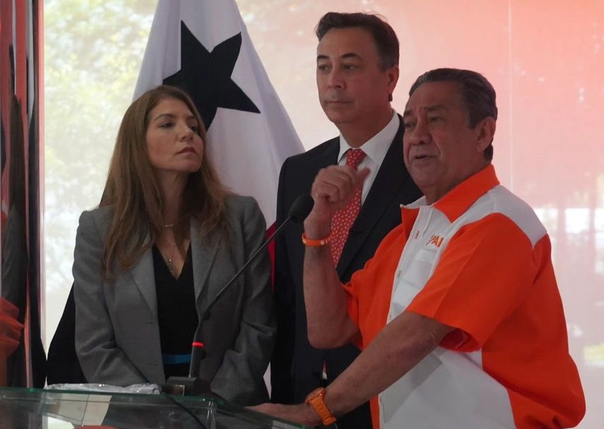 PAÍS informa que no fue consultado del apoyo presidencial de Melitón Arrocha a Martín Torrijos.