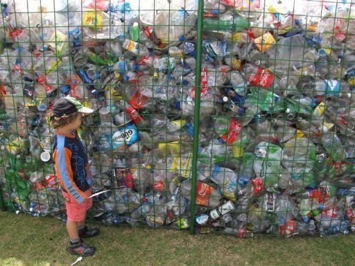Ecuador marca récord Guinness por reciclaje de botellas plásticas