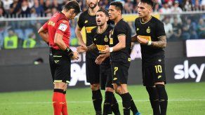 Alexis anota pero es expulsado; Inter sigue perfecto