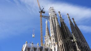 Basílica de la Sagrada Familia, ubicada en la ciudad de Barcelona, en España. Basílica de la Sagrada Familia, ubicada en la ciudad de Barcelona, en España.