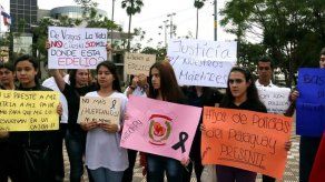 Familiares de policías protestan en Asunción tras asesinato de 5 agentes