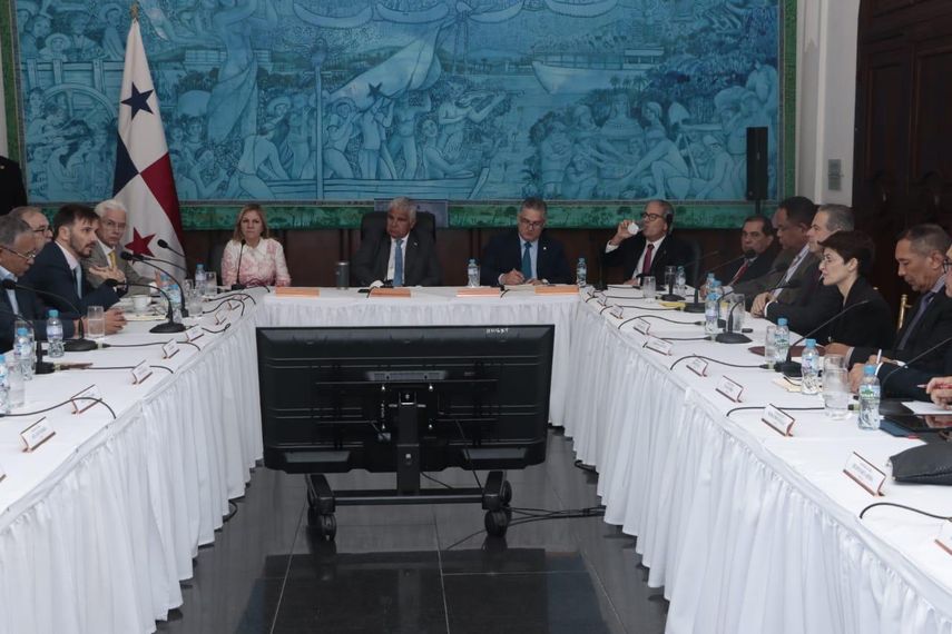 El presidente Mulino se reúne con gobernadores para detallar el proyecto de reformas la CSS.