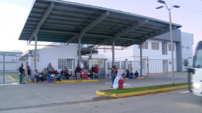 Molestia y largas filas en escuela en Pacora por entrega de cupos para prekínder