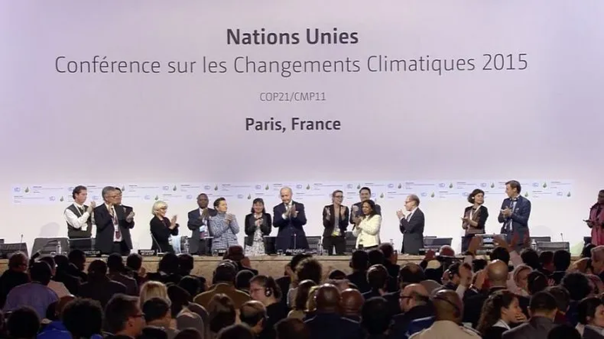 Un momento histórico sobre la Cumbre del Clima fue durante el año 2015, cuando cuando se realizó el acuerdo contra el cambio climático une a 195 países en París.