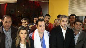 Grupo irrumpe a la fuerza en Gobernación paraguaya y restituye a gobernador