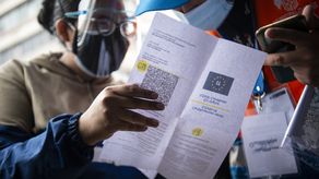 Para entrar a comercios o dependencias de entidades públicas, se debe mostrar obligatoriamente el certificado de vacuna en papel o en digital.