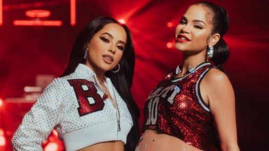 Becky G y Natti Natasha en su presentación en el The Tonight Show Starring Jimmy Fallon.