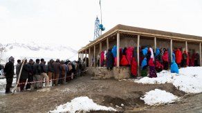 Tres muertos al estallar bomba al paso de camión electoral en Afganistán