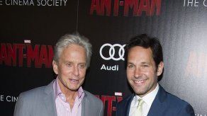 Douglas recuerda a su difunta madre como una mujer con clase