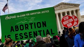 Foto de archivo de activistas a favor y en contra del aborto, protestando en la Corte Suprema de Estados Unidos.