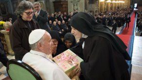 Monjas de clausura que rodearon al papa se defienden de las bromas Monjas de clausura que rodearon al papa se defienden de las bromas