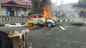 Manifestantes en Papúa Occidental incendian edificio parlamentario