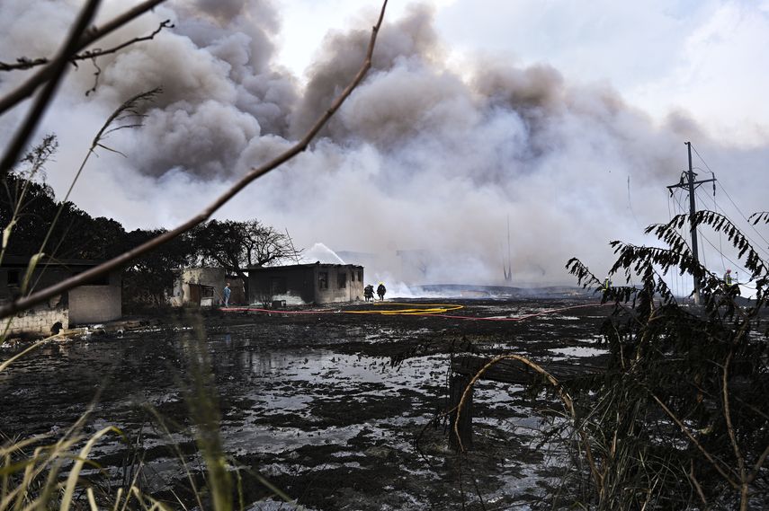 El incendio comenzó la noche del viernes cuando un rayo impactó en un contenedor de crudo.
