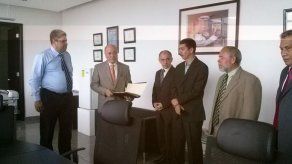 Luis Chen González presentó su postulación ante la Asamblea para Contralor