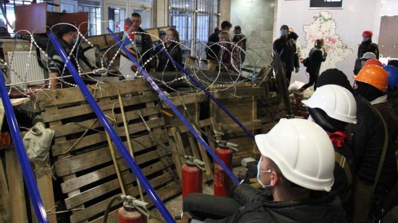 Ucrania: grupo radical toma rehenes a 60 personas