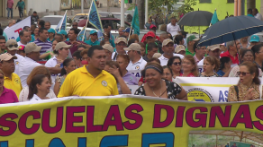 Educadores se enfrentan con protestas a favor y en contra del PRAA