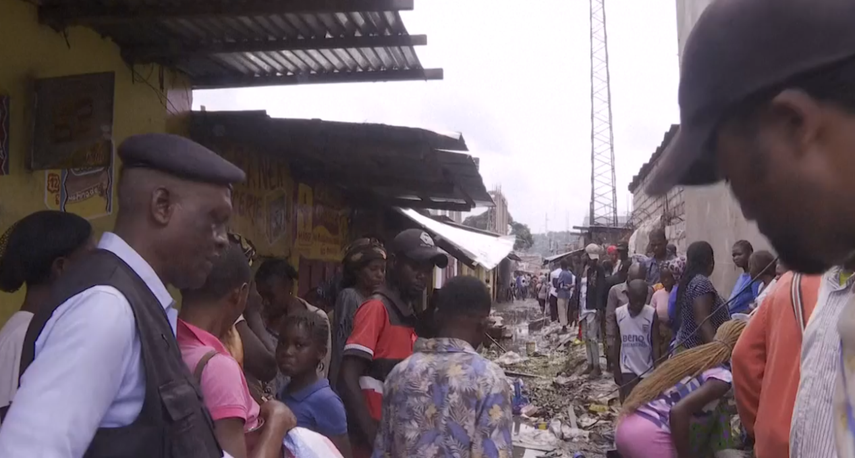 Muchos habitantes de Kinshasa compran en el mercado de Matadi-Kibala productos de alimentación.