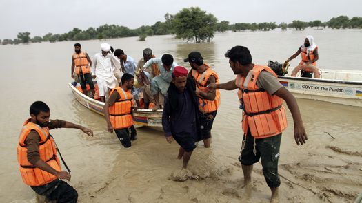 El gobierno ha emplazado soldados para que ayuden a las autoridades civiles en las operaciones de rescate y alivio en todo Pakistán.