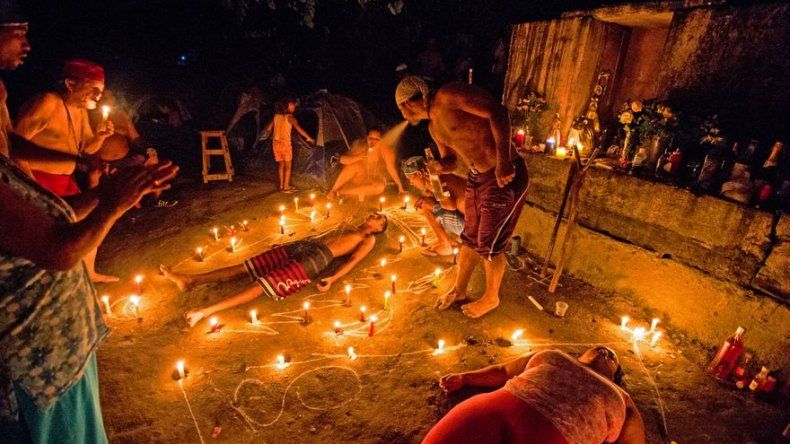 En tiempos de incertidumbre, venezolanos se refugian en espiritismo y santería