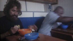 Náufrago salvadoreño vuela de regreso a casa