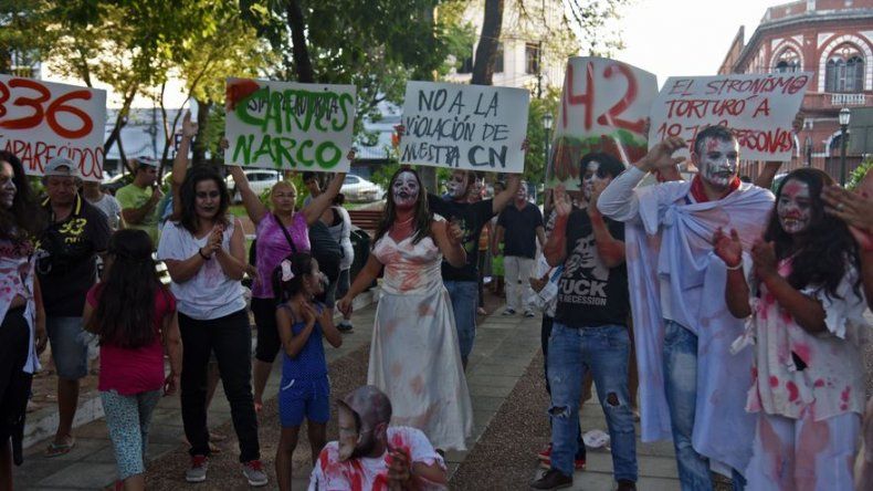 The Walking Dead protestan contra presidente de Paraguay