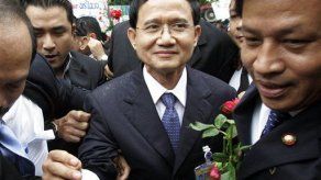 Manifestantes arrojan zapatos a primer ministro tailandés