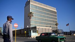Un oficial de policía hace guardia frente a la embajada de los Estados Unidos en La Habana, Cuba.