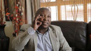 Ingresan en hospital psiquiátrico a falso intérprete de ceremonia de Mandela