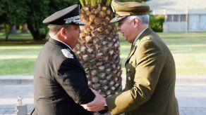 Carabineros de Chile condecoran a director de la Policía Nacional Carabineros de Chile condecoran a director de la Policía Nacional