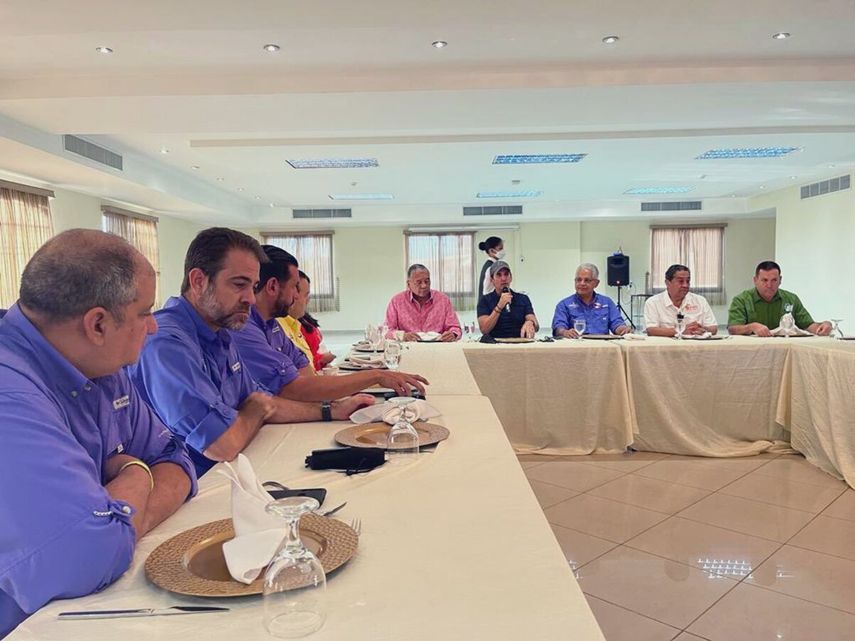 Reunión entre representantes de partidos de oposición.