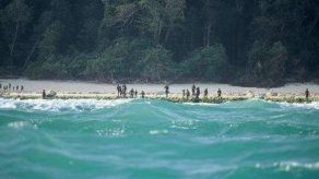 Prismáticos para ver a distancia a la tribu que asesinó al estadounidense