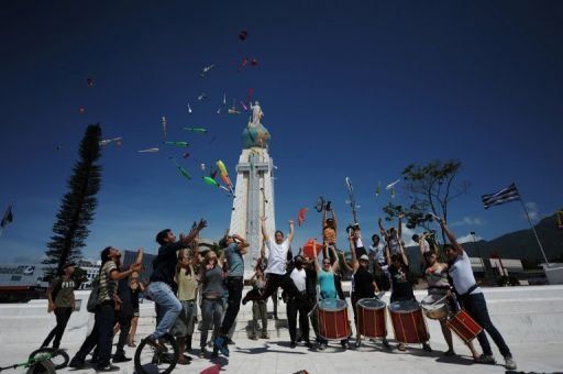 Malabaristas salvadoreños marcharon para divertir a compatriotas