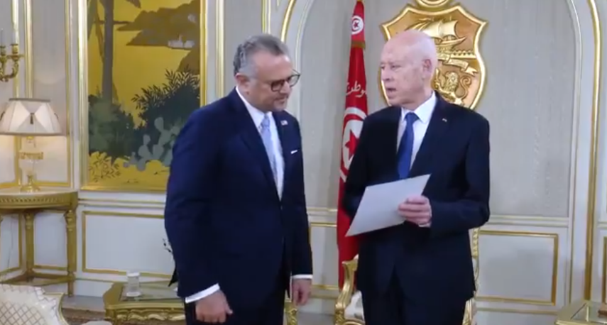 Presidente tunecino muestra fotos de niños hambrientos