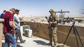 Dos yihadistas murieron en el asalto efectuado en la que fuera capital del autoproclamado califato del grupo Estado Islámico, según el Observatorio Sirio de Derechos Humanos (ODSH).