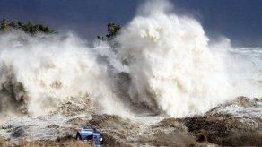 Llega a costa de California primer desecho del tsunami japonés de 2011