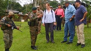 Lasubsecretaria de Asuntos Antinarcóticos y aplicación de la Ley deEE. UU., Heide Fulton, junto al ministro de Seguridad, Juan Pino y el jefe de misión de la Embajada estadounidense, Stewart Tuttle.