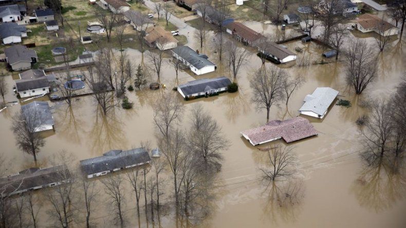 Revisan daños tras inundaciones en Missouri e Illinois