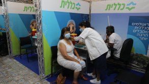 Esta tercera dosis se comenzó a administrar a la población general en Israel el pasado 30 de julio.