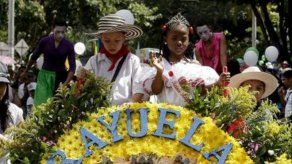 Unos 2.300 niños silleteritos desfilan en Medellín con arreglos floral