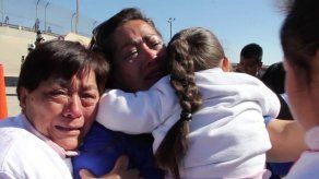 Mexicanos en EEUU se reúnen con familiares en río fronterizo con México