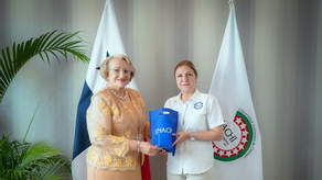 Ministra del Mingob, junto a la rectora de la UNACHI