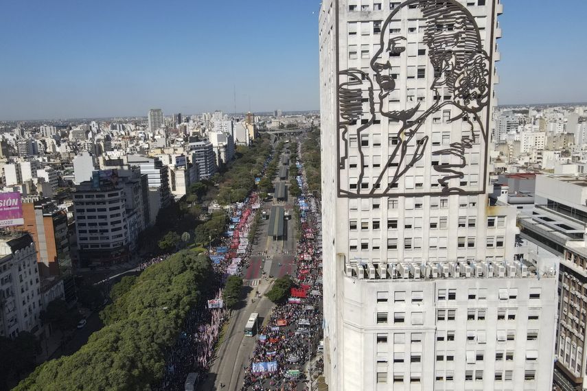 Al paro de actividades se sumaron concentraciones de transportistas con sus vehículos en rutas de distintas provincias productoras de cereales y oleaginosas como Buenos Aires