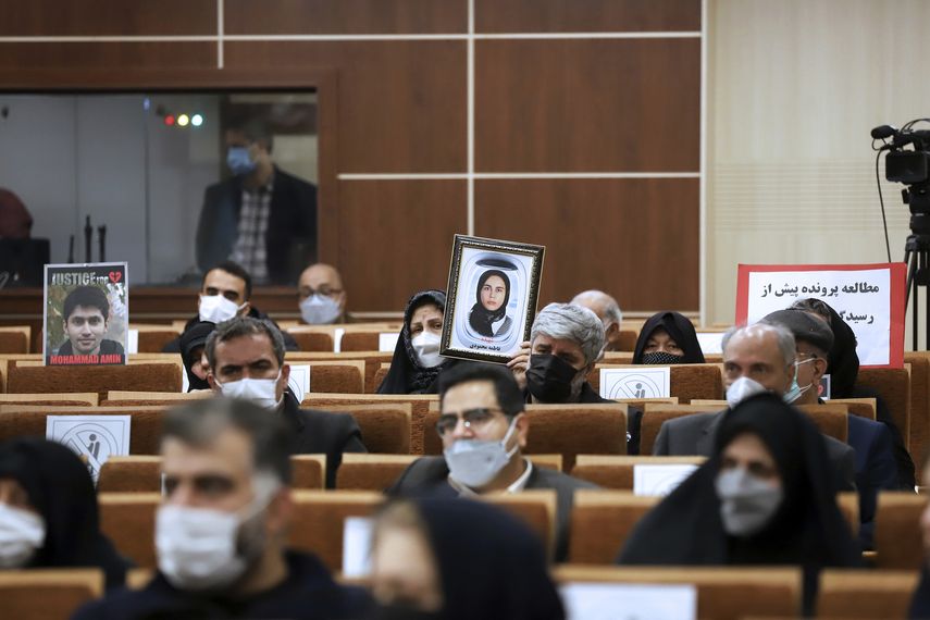 La prensa de Irán no ha identificado a los imputados y en algunas fotografías publicadas por Mizan los rostros de los individuos están difuminados.