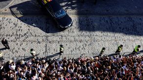 El féretro con los restos de la reina Isabel II es llevado al aeropuerto para su traslado a Londres.