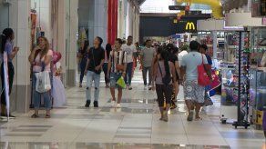 Ciudadanos acuden a los centros comerciales para realizar compras de fin de año